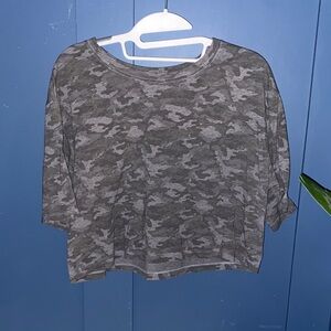 Fabletics Gray Camo Shirt Sleeve Cropped‎ Top